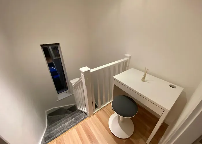 Large 5-bed Centre Townhouse With Secure Parking Manchester