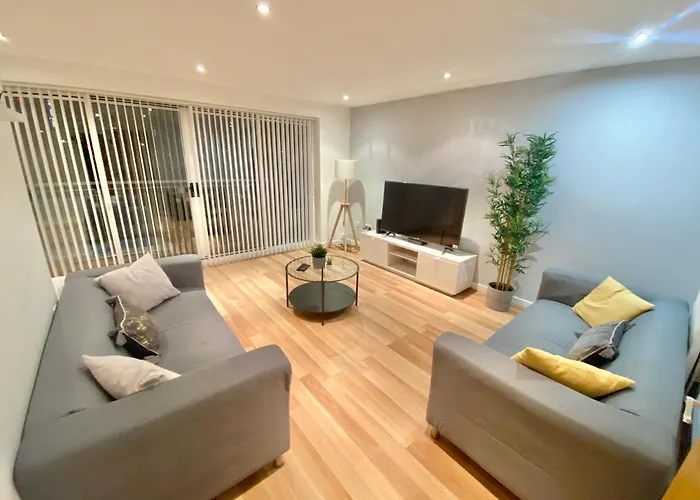 別荘 Large 5-bed Centre Townhouse With Secure Parking *