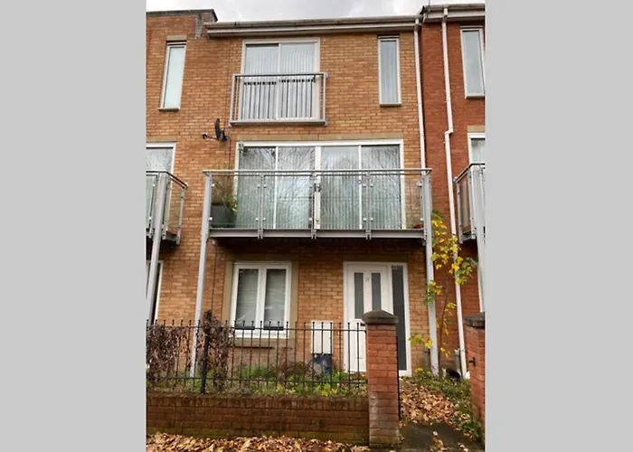 Large 5-bed Centre Townhouse With Secure Parking マンチェスター