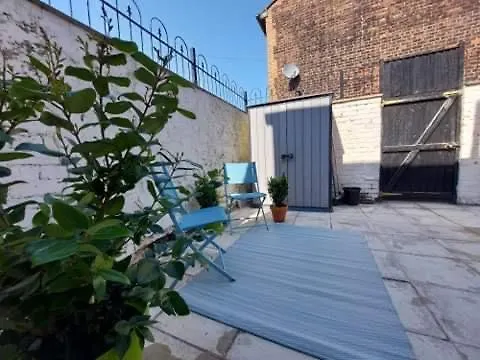 Corner House, Sleeps 8 In 4 Bedrooms, Near Train Station, Great Value! Сasa de vacaciones