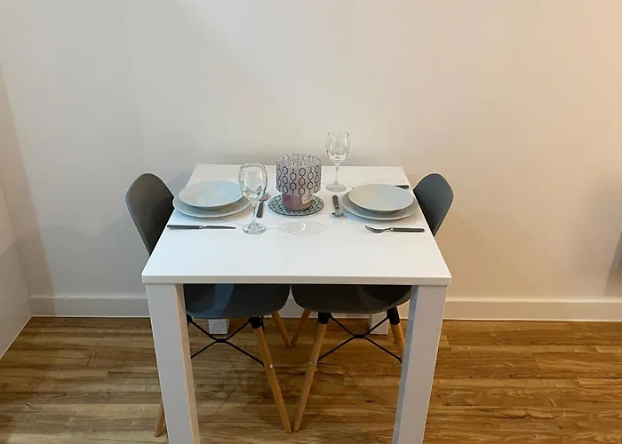 1 Bedroom Lovely In Salford Quays Free Street Parking Subject To Availability *