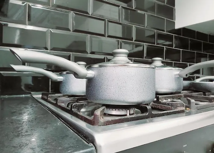 Gorgeous Stylish Cheri Victorian House In Semesterbostad