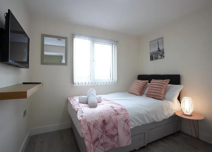 6 Bedroom House 10min Drive From Centre בית נופש *