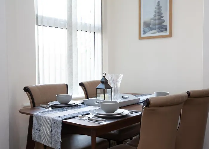 6 Bedroom House 10min Drive From Centre *