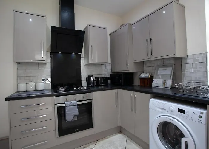 6 Bedroom House 10min Drive From Centre *