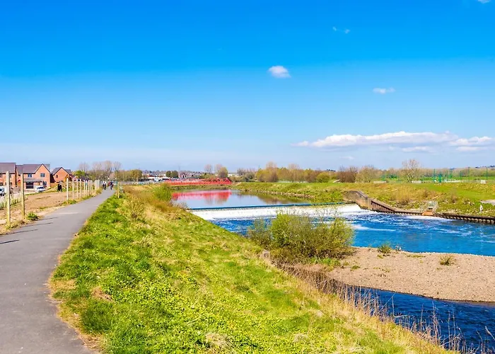 Vidale Court, 3 Bedroom House With River Irwell View, Sleeps 6 *