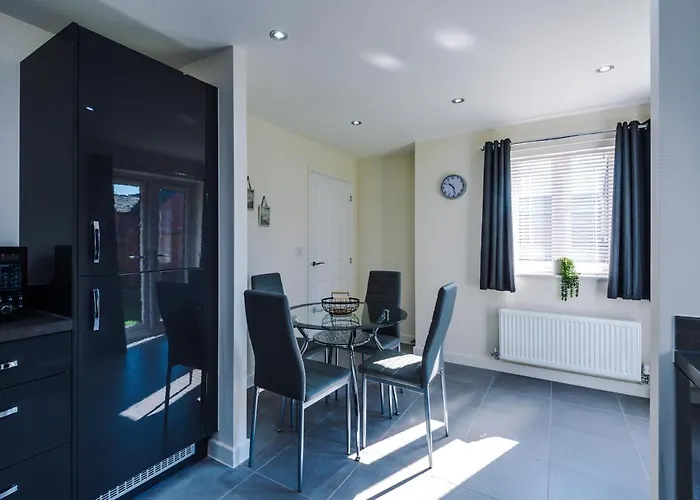 Vidale Court, 3 Bedroom House With River Irwell View, Sleeps 6 * Manchester