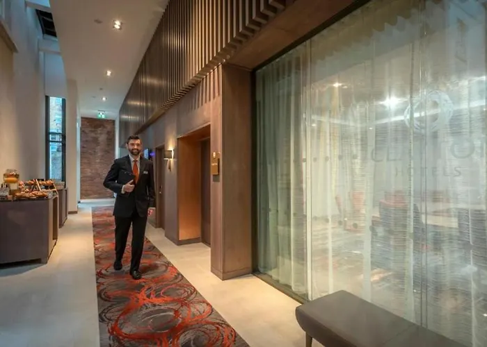 Clayton Centre Hotel 4*