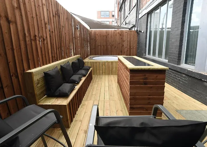 Slps 14 Hot Tub, Bar & Outdoor Terrace Manchester