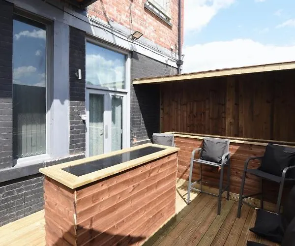Slps 14 Hot Tub, Bar & Outdoor Terrace Apartment Manchester
