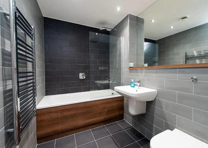 The Assembly Oasis Holding * 맨체스터