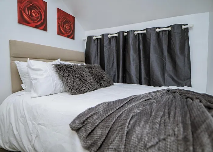 City-centre With Dedicated Workspace, Sleeps 4 아파트