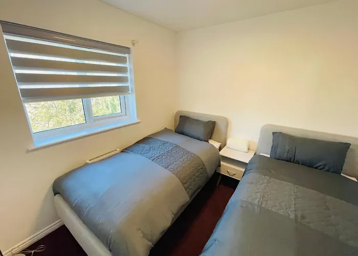 Watan - Spacious 3 Bedrooms Entire House With Beautiful Outdoor Garden Manchester