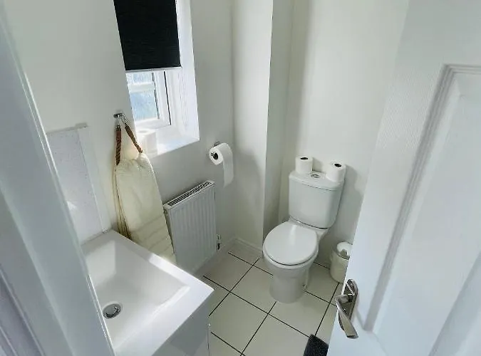 Watan - Spacious 3 Bedrooms Entire House With Beautiful Outdoor Garden * Manchester