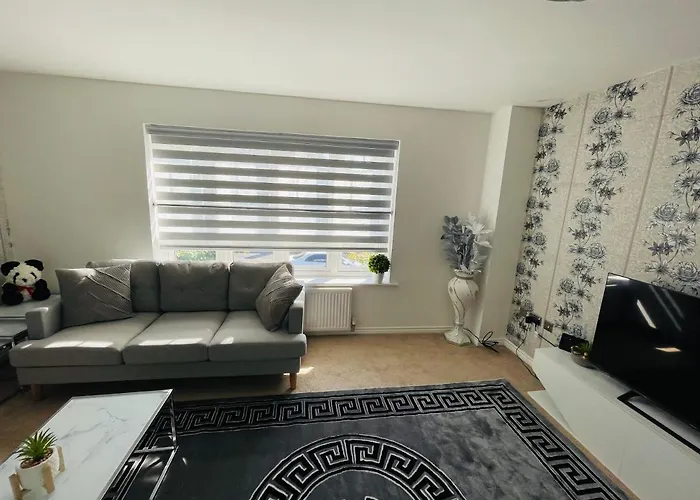 Watan - Spacious 3 Bedrooms Entire House With Beautiful Outdoor Garden *