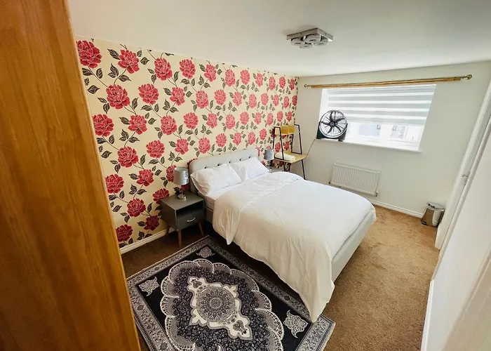 Watan - Spacious 3 Bedrooms Entire House With Beautiful Outdoor Garden Manchester