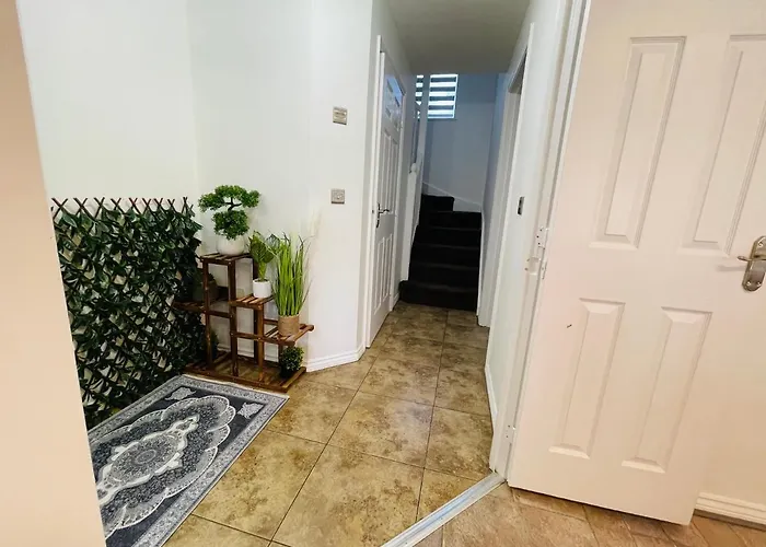 Watan - Spacious 3 Bedrooms Entire House With Beautiful Outdoor Garden * Manchester