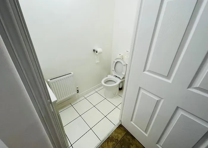 Watan - Spacious 3 Bedrooms Entire House With Beautiful Outdoor Garden * Manchester