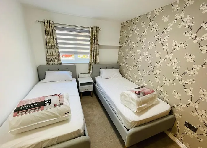 Watan - Spacious 3 Bedrooms Entire House With Beautiful Outdoor Garden * Manchester