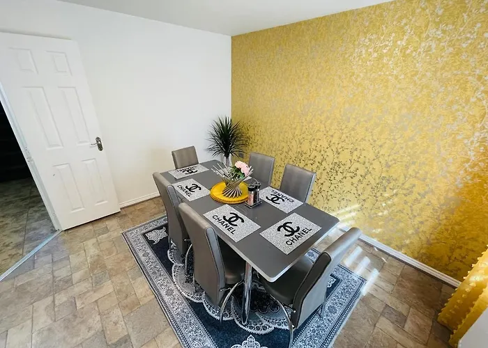 Watan - Spacious 3 Bedrooms Entire House With Beautiful Outdoor Garden * Manchester