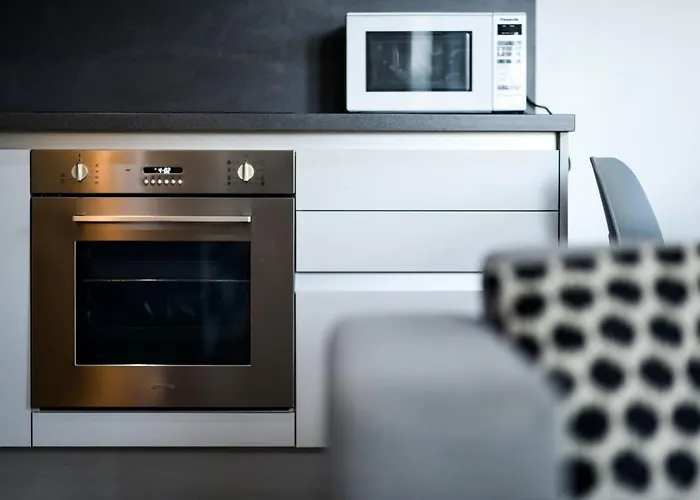 Onpoint - Spacious 2 Bedroom Apt - City Centre With Balcony *