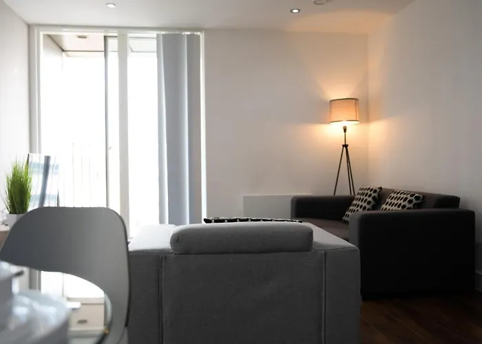 Daire Onpoint - Spacious 2 Bedroom Apt - City Centre With Balcony *