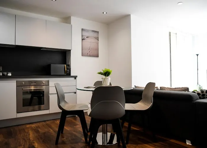 Onpoint - Spacious 2 Bedroom Apt - City Centre With Balcony Apartman