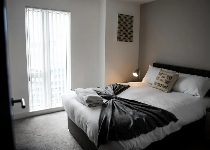 Onpoint - Spacious 2 Bedroom Apt - City Centre With Balcony