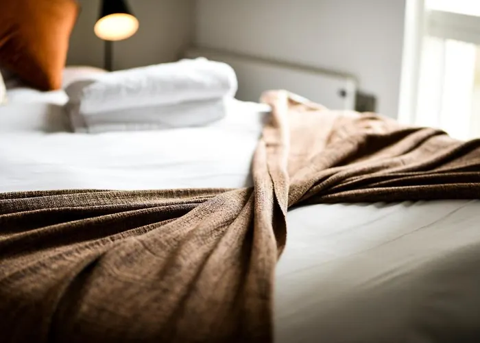 Onpoint - Spacious 2 Bedroom Apt - City Centre With Balcony *