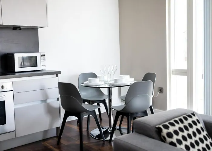 Onpoint - Spacious 2 Bedroom Apt - City Centre With Balcony *