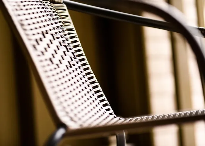 Onpoint - Spacious 2 Bedroom Apt - City Centre With Balcony *