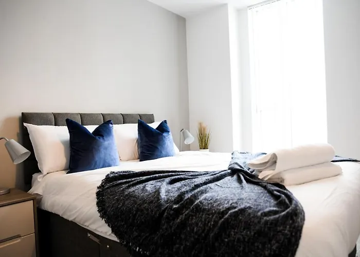 Onpoint - Spacious 2 Bedroom Apt - City Centre With Balcony