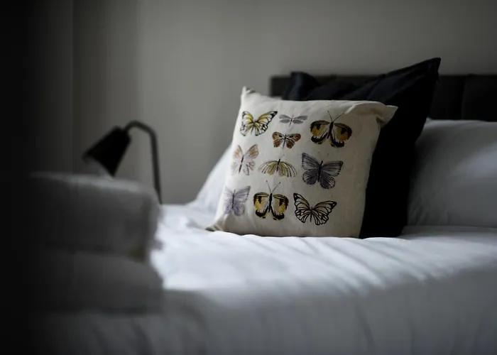 Onpoint - Spacious 2 Bedroom Apt - City Centre With Balcony *