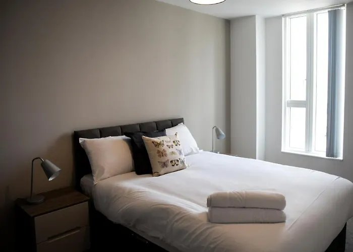 Onpoint - Spacious 2 Bedroom Apt - City Centre With Balcony *