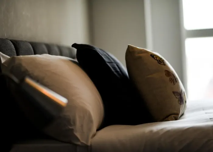 Onpoint - Spacious 2 Bedroom Apt - City Centre With Balcony