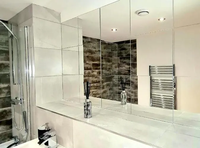 Daire 1-bedroom Aprt In Salford- Freeparking- Sleeps3 *