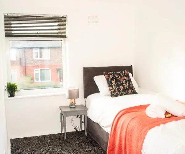 Prázdninový dům Trafford House - Stylish 3-bed With Private Parking *