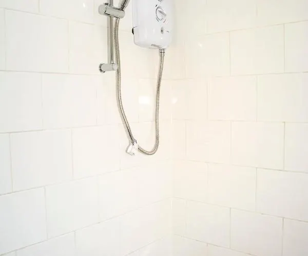 Feriehus Trafford House - Stylish 3-bed With Private Parking Manchester