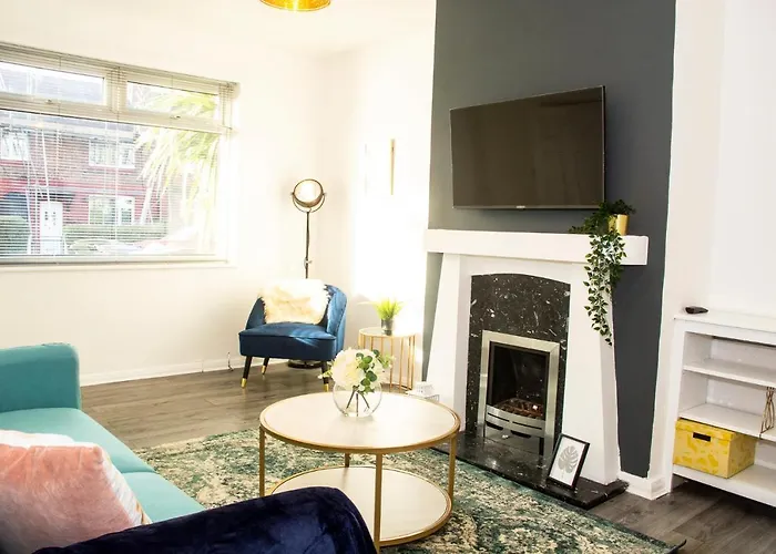 Trafford House - Stylish 3-bed With Private Parking