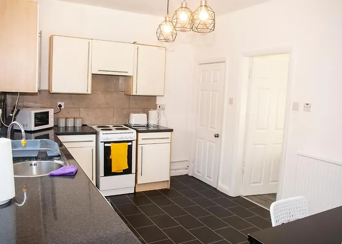 Trafford House - Stylish 3-bed With Private Parking