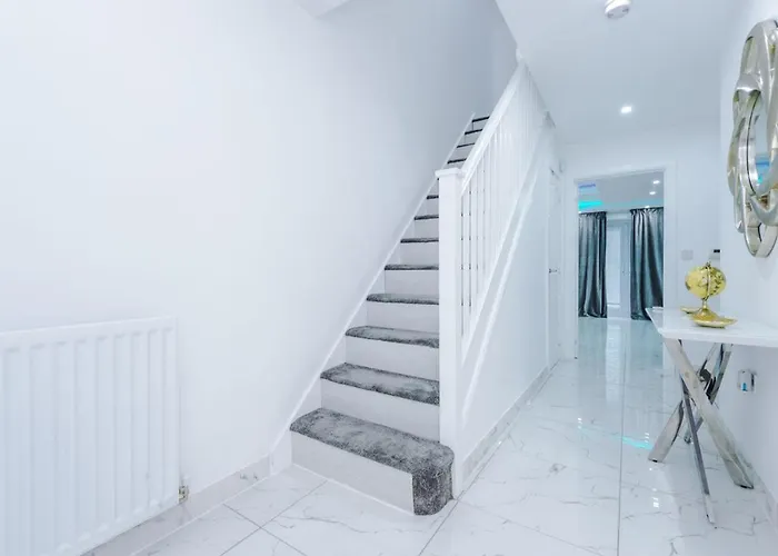 Luxury 3 Bedroom House Close To Center