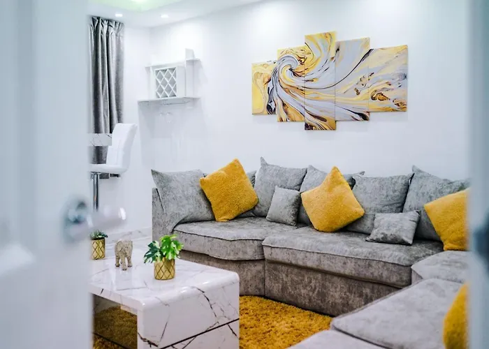 Luxury 3 Bedroom House Close To Center