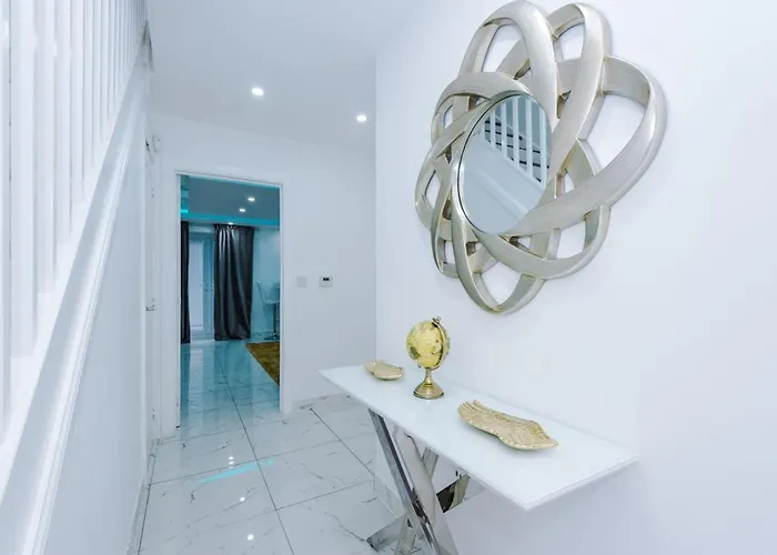 Luxury 3 Bedroom House Close To Center