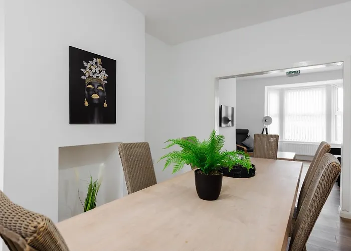 Clayton House - Spacious Near Etihad Stadium 度假居