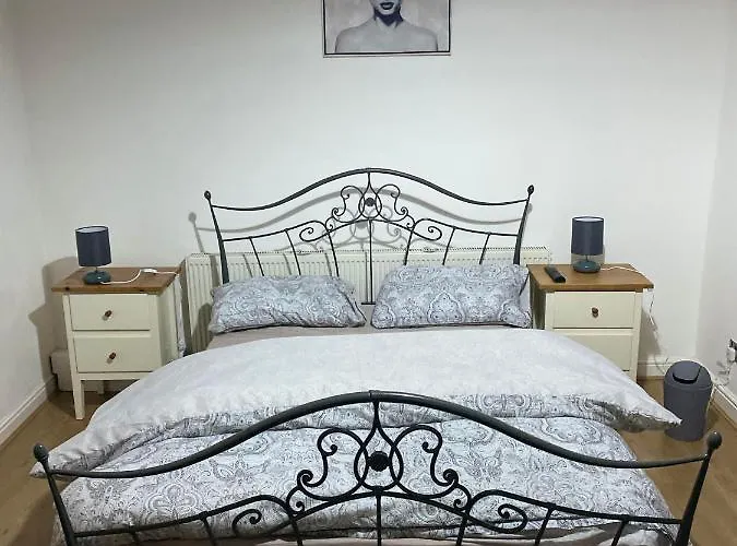 Lovely 2 Bedroom With Free Parking 맨체스터