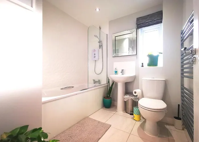 Dom wakacyjny The Lawnswood - Holiday Home With Free Parking Near Coop Live & Etihad Manchester