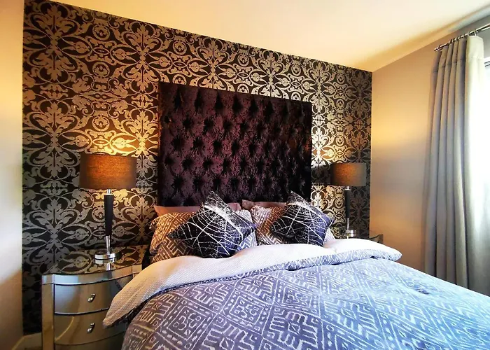 The Lawnswood - Holiday Home With Free Parking Near Coop Live & Etihad * 맨체스터