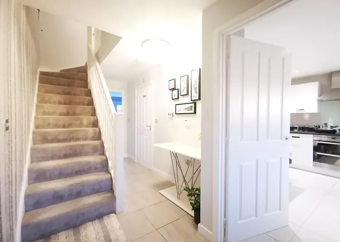 The Lawnswood - Holiday Home With Free Parking Near Coop Live & Etihad Dom wakacyjny *