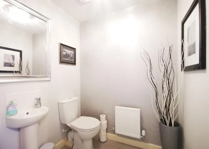 The Lawnswood - Holiday Home With Free Parking Near Coop Live & Etihad 맨체스터