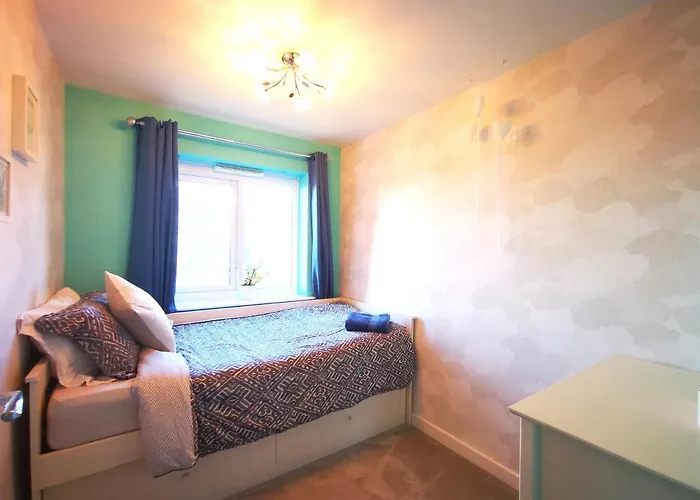 The Lawnswood - Holiday Home With Free Parking Near Coop Live & Etihad Dom wakacyjny *